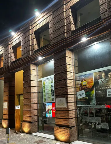 Esterno del Cinema teatro Capitan Bovo a Isola della Scala